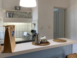 米乔尔海滩Can Miguel Marti - Astbury Formentera的厨房柜台设有水槽和镜子