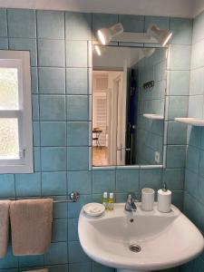 米乔尔海滩Can Miguel Marti - Astbury Formentera的一间带水槽和镜子的浴室