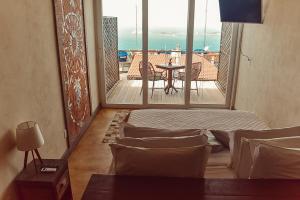 里约热内卢米兰特托亚维莱酒店的客房设有两张床和一个带桌子的阳台