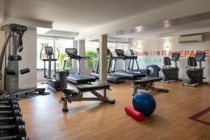 坦培Wyndham Phoenix Airport - Tempe的健身房,配有各种跑步机和举重器材