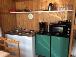 Trandum Camping的厨房或小厨房