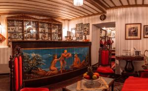 纳夫普利翁伊利安酒店的客厅设有大型鱼缸