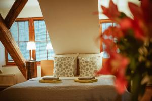 洛克特斯坦埃尔伯哥旅馆的一间卧室配有一张床,上面有两条毛巾