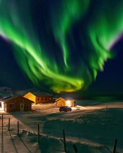 拉姆贝格Lofoten Beach Camp的天空中极光舞的图像