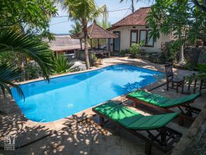 艾湄湾阿努格拉别墅酒店的一个带躺椅的游泳池以及一座房子