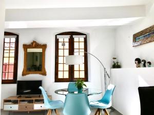 穆斯捷-圣玛丽La Maison du Courtil, Pistache-Chocolat的客厅配有玻璃桌和蓝色椅子