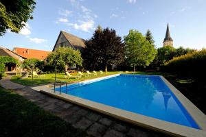 GuttaringGasthof Hotel Moser的一座房子的院子内的游泳池