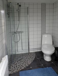 1C, Första parkett, 50m till badstrand的一间浴室