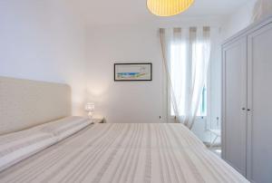 滨海波利尼亚诺Amoredimare Casa Vacanze的白色的卧室设有一张大床和一个窗户