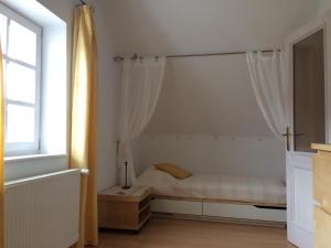 鲍道乔尼特尔代米茨ALPHA的白色的卧室设有床和窗户