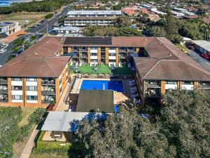 科夫斯港沙塔假日公寓式酒店的享有带游泳池的别墅的顶部景致