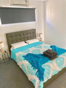 耶蓬Blue horizon的一间卧室配有一张带蓝色棉被的床