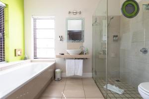开普敦德温特酒店的带浴缸、水槽和淋浴的浴室