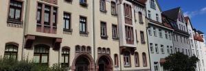 普劳恩Vorbeischauen in Plauen 2的街道上有很多窗户的高楼