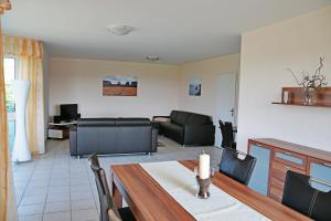 克桑滕克桑滕伯格博里克公寓的客厅配有桌子和沙发