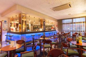 滨海托萨BLUESEA Continental的一间带桌椅的餐厅和一间酒吧