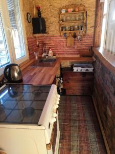 Mlynky Ubytovanie Lesky的厨房配有水槽和台面