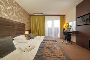 尼特拉森泰瑞酒店的酒店客房配有两张床和一张书桌