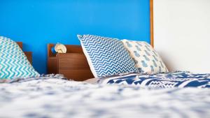 镰仓市zaimokuza seasons的一张带蓝色和白色枕头的床