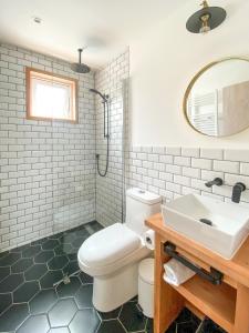 纳塔列斯港AKA Patagonia的浴室配有白色卫生间和盥洗盆。