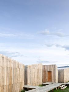纳塔列斯港AKA Patagonia的木门建筑的木外墙