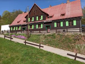 库多瓦-兹德鲁伊Dom Pod Ptasznicą的一座大型木房子,设有红色屋顶