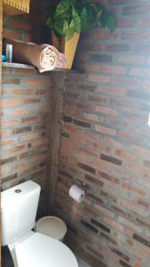 SapirangaHostel Holztel的一间带卫生间和砖墙的浴室