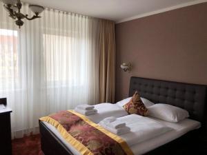 柏林Atlas Berlin Hotel的一间卧室配有带毛巾的床