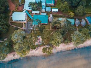 KalangalaMirembe Resort Beach Hotel Ssese的海滩上房屋的空中景致