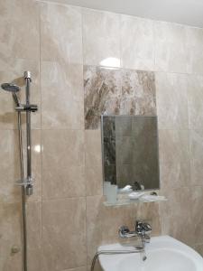 普里莫尔斯科Casa Del Mar的带淋浴、盥洗盆和镜子的浴室
