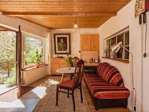 DargenHof Lewin的客厅配有沙发和桌子
