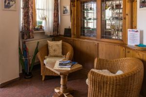 鲁波尔丁罗森霍夫酒店的客厅配有两把椅子和一张桌子
