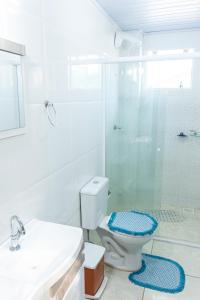 伊塔佩马Apto2 COM AR COND WI-FI E TV SMART的带淋浴和卫生间的白色浴室