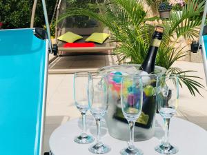 卡武埃鲁Villa Sunkiss Algarve Carvoeiro的一张桌子,上面放着眼镜和一瓶葡萄酒
