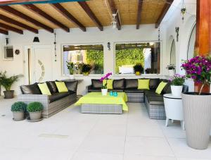 卡武埃鲁Villa Sunkiss Algarve Carvoeiro的户外庭院配有沙发和桌子。