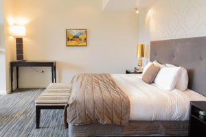 汉默温泉布雷马Spa度假村的酒店客房,设有床和长凳