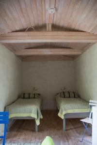帕尔加斯Sattmark EcoCabin的配有木天花板的客房内的两张床