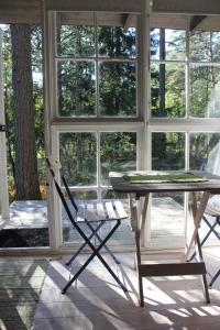 帕尔加斯Sattmark EcoCabin的窗户间里的一张桌子和一把椅子