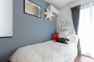 东京Asakusa Sky Stay Modern Room的卧室配有白色的床,墙上有一星星星