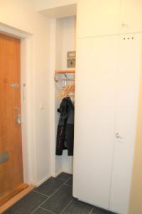 波里Valtakatu 2的走廊上设有白色衣柜和门