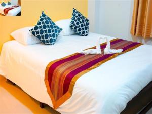 素叻娜梦之地公寓的酒店客房,配有带毛巾的床