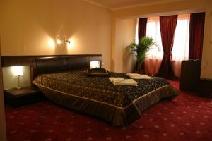 特罗扬特罗扬广场酒店的酒店客房,配有带两条毛巾的床