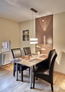 库克斯港Haus Scharhoern_Riff _ Fewo 15的一间带桌椅的用餐室