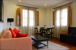 托莱多Casa Urbana Adolfo的客厅配有沙发和桌子
