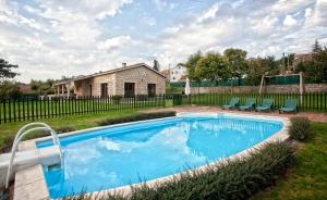 Amés帕德里阿度假屋的一座房子的院子内的游泳池