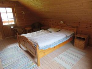 AustefjordenKalvatn Turistsenter的小木屋内一间卧室,配有一张床