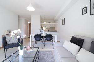 马蒂尼威尔Modern apartment close to Martigny train station的客厅配有沙发和桌子