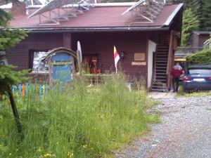 特雷芬Almhaus Florian的前面有旗帜的房子