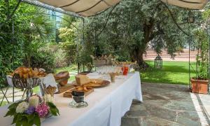 Coccaglio旅游酒店的一张白色桌子,上面有食物放在伞下