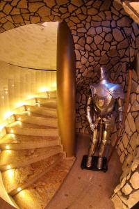 克雷尼察Wynajem Pokoi的站在楼梯旁的骑士雕像